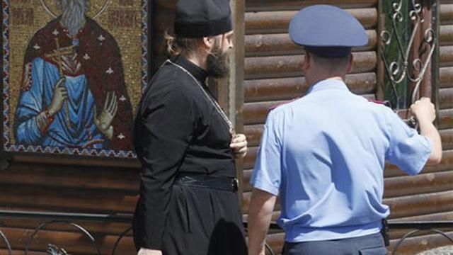 Священик викопав тіло своєї мертвої дружини, йому повідомили про підозру Священик викопав тіло своєї мертвої дружини, йому повідомили про підозру