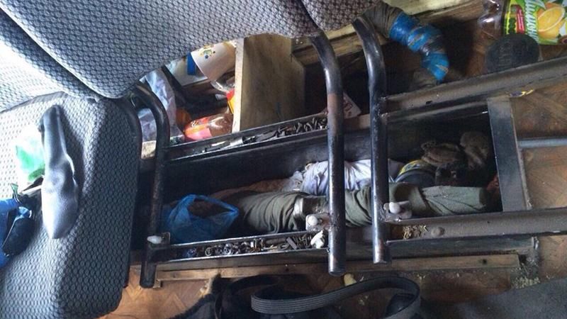 У машині псевдоволонтерів знайдено арсенал зброї, — МВС У машині псевдоволонтерів знайдено арсенал зброї, — МВС