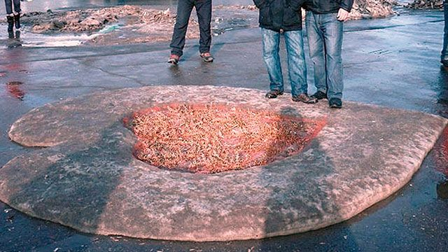 "Романтика" Саратова: в центре выложили сердце из окурков и грязи