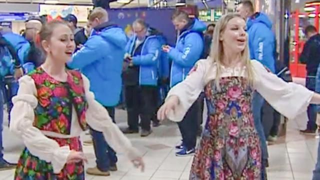 В Росії спортcменів з вадами слуху зустріли народними піснями В Росії спортcменів з вадами слуху зустріли народними піснями