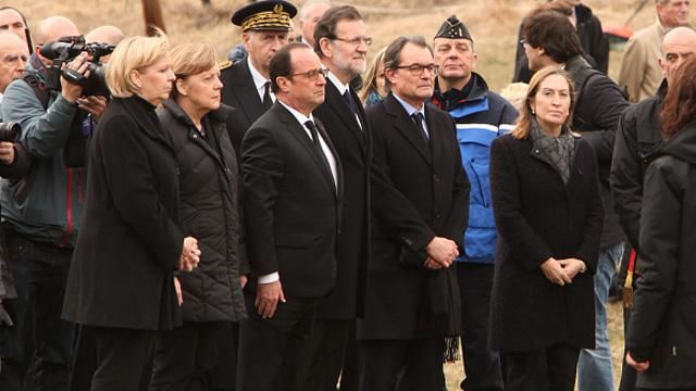 У катастрофі Airbus загинули громадяни 15 країн, — Олланд У катастрофі Airbus загинули громадяни 15 країн, — Олланд