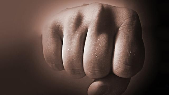 У Львові побили дитину за тризуб на светрі У Львові побили дитину за тризуб на светрі