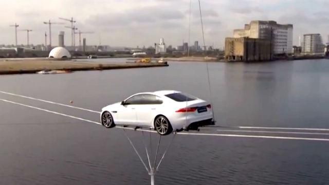 Новий Jaguar XF пролетів над Темзою Новий Jaguar XF пролетів над Темзою