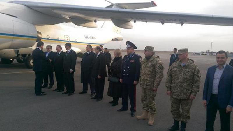 Коломойський зустрів Порошенка в аеропорту Дніпропетровська Коломойський зустрів Порошенка в аеропорту Дніпропетровська