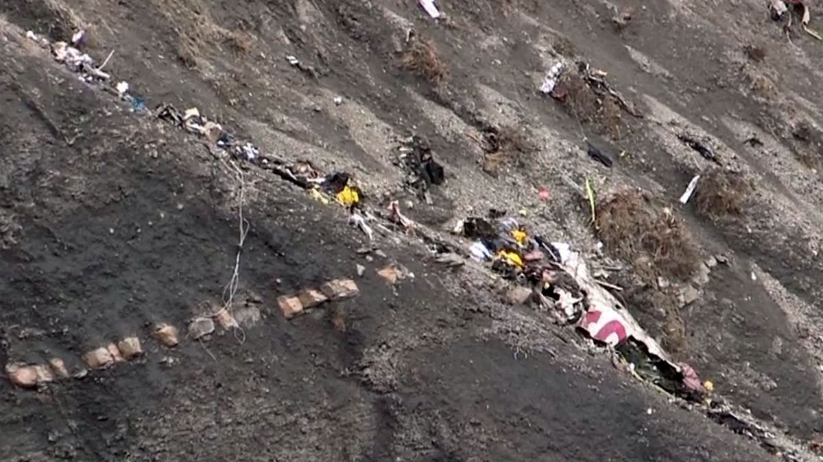 Командир Airbus A320 намагався виламати двері кабіни сокирою, — Bild Командир Airbus A320 намагався виламати двері кабіни сокирою, — Bild