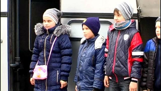 Маленьких херсонців, чиї батьки воюють на Сході, відправили до Івано-Франківська Маленьких херсонців, чиї батьки воюють на Сході, відправили до Івано-Франківська