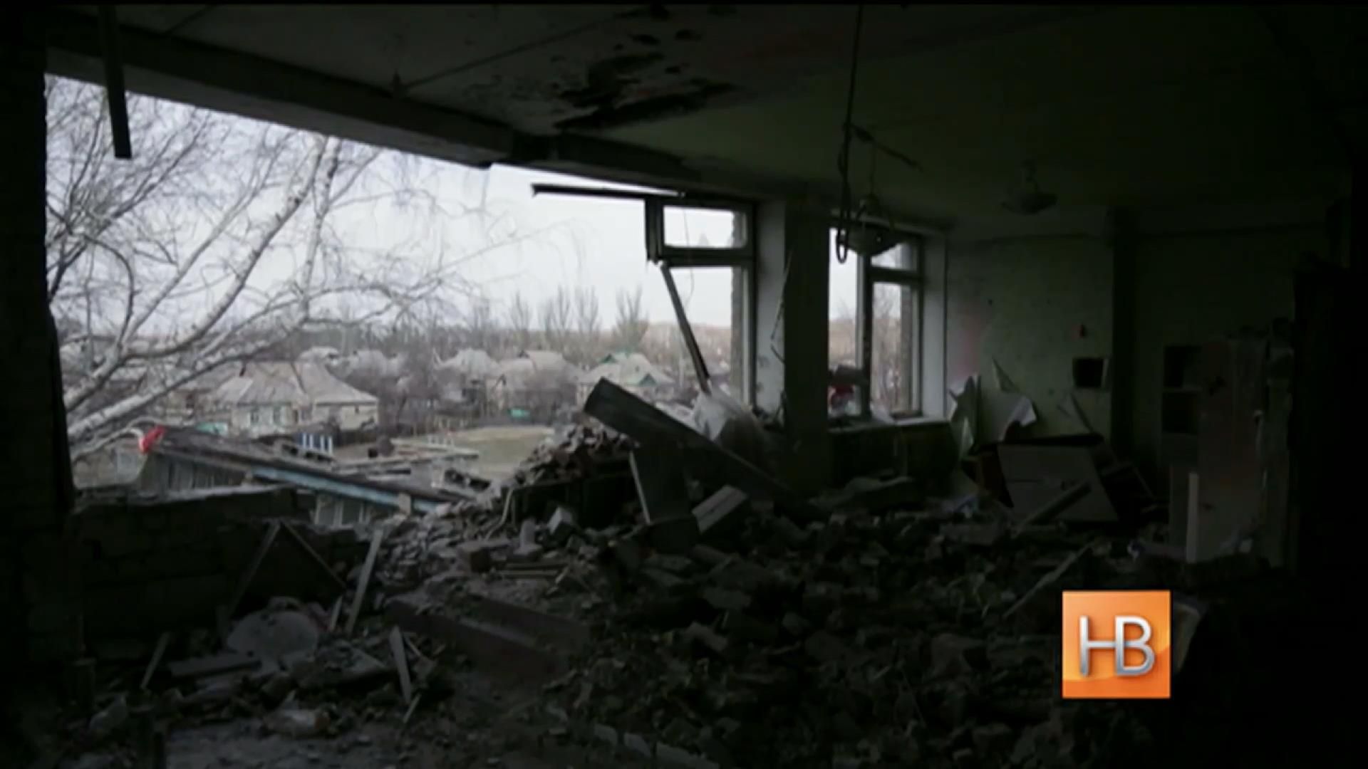 Люди активно повертаються у підконтрольне терористам Дебальцеве Люди активно повертаються у підконтрольне терористам Дебальцеве