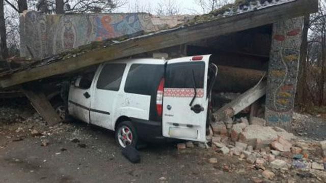 На Львівщині іномарка врізалася в зупинку: п'ятеро загиблих