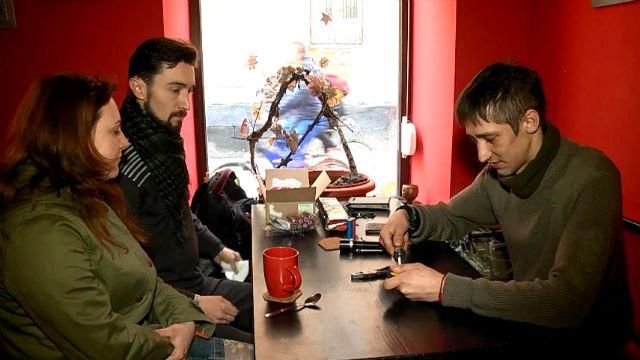 Старі акумулятори від ноутбуків львівські умільці переробляють на користь АТО Старі акумулятори від ноутбуків львівські умільці переробляють на користь АТО