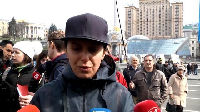 "Не убивайте ATR" — Джамала и другие активные крымские татары митинговали на Майдане "Не убивайте ATR" — Джамала и другие активные крымские татары митинговали на Майдане