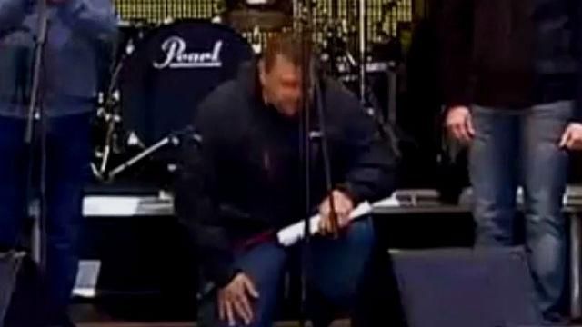 Филатов поблагодарил Днепропетровск на коленях Филатов поблагодарил Днепропетровск на коленях