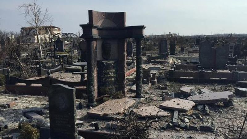 Кладбище в районе донецкого аэропорта полностью разрушено