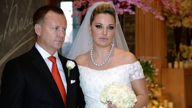 Російський депутат прийшла на засідання у весільній сукні Російський депутат прийшла на засідання у весільній сукні