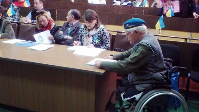 Волонтер без ног и без пальцев на руках собрал для украинской армии более 300 тысяч гривен