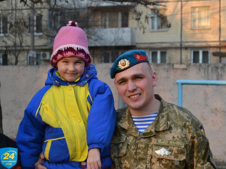 Українські десантники привезли 100 кілограмів солодощів для дітей-сиріт
