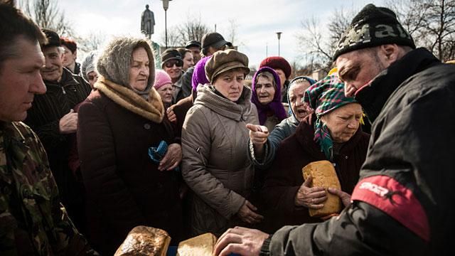 Життя в окупації: хліб за талонами і черги за туалетним папером