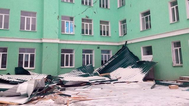 У Луганську вітер зніс у школі дах