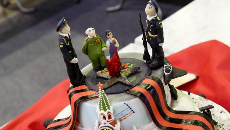 На конкурсе в России торты к 9 мая украсили танками и гробами