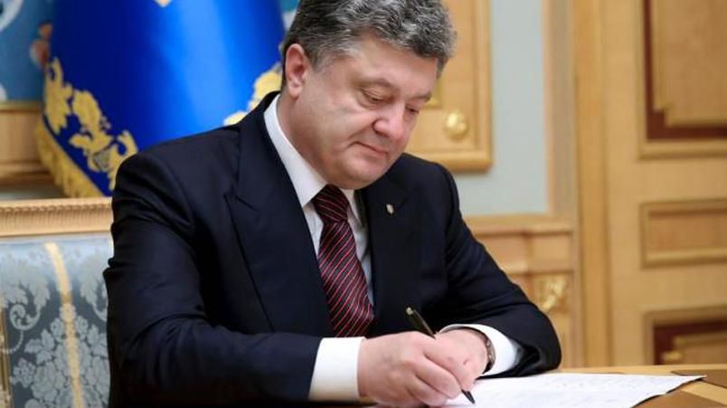 Порошенко підписав закон про волонтерів Порошенко підписав закон про волонтерів