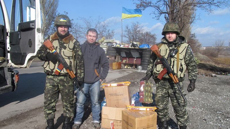 Українські військові забезпечують жителів зони АТО продуктами