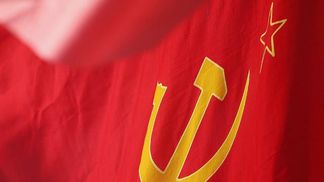 Политолог объяснил, почему суд откладывает рассмотрение запрета Компартии