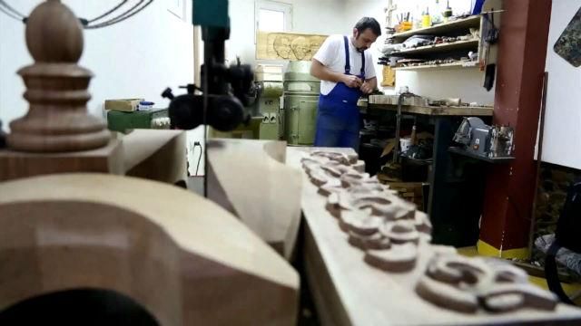 Плотники-мусульмане вырезают кресло для самого Папы Римского Плотники-мусульмане вырезают кресло для самого Папы Римского