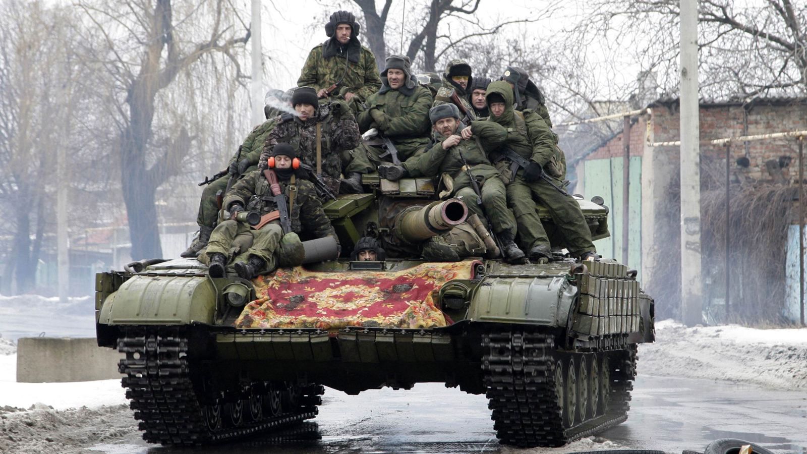 Росія продовжує перекидати ресурси бойовикам, — ІС