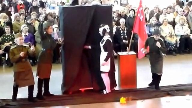 Российские бабушки станцевали "трешовый" танец по случаю 9 мая Российские бабушки станцевали "трешовый" танец по случаю 9 мая