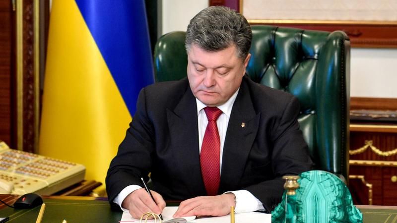 Порошенко доручив переписувати Конституцію іноземцям Порошенко доручив переписувати Конституцію іноземцям