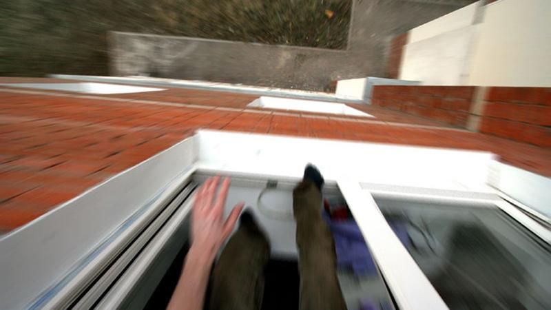 В Киеве с 5 этажа выпала 26-летняя женщина В Киеве с 5 этажа выпала 26-летняя женщина