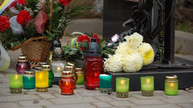 У Каневі попрощалися із депутатом Черкаської облради, який був серед "кіборгів" У Каневі попрощалися із депутатом Черкаської облради, який був серед "кіборгів"