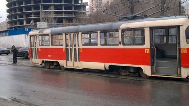 У Києві в трамвая відлетіло колесо