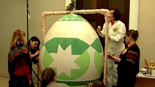 У Полтаві до Великодня малюють писанку-гіганта У Полтаві до Великодня малюють писанку-гіганта