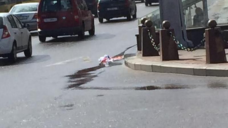 У Мінську зривають прапори Росії і кидають їх у болото У Мінську зривають прапори Росії і кидають їх у болото