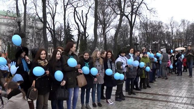 У Києві пройшла акція на підтримку людей з аутизмом