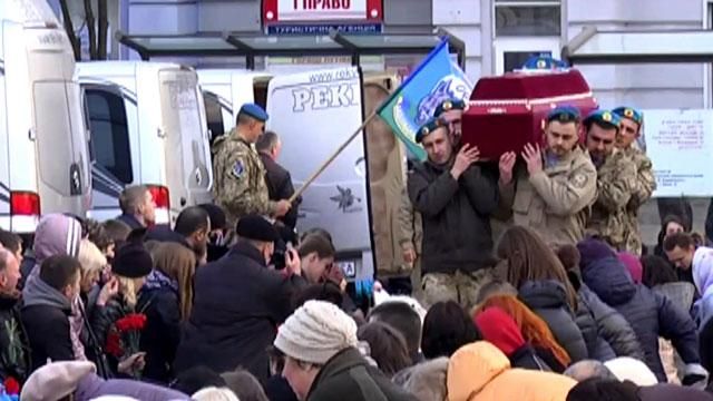 У Вінниці зустріли навколішки тіла трьох "кіборгів" У Вінниці зустріли навколішки тіла трьох "кіборгів"