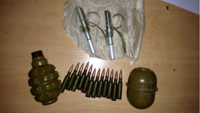 В Киеве задержали военного с гранатами