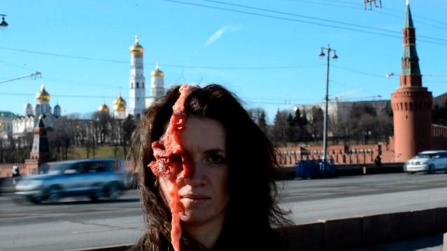 Украинка сделала селфи с куском мяса под Кремлем