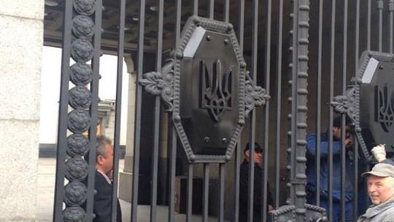 На воротах Верховної Ради серпи з молотами замінили на герб України 