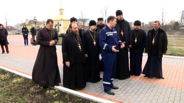 Рятувальники вчили священиків, як ліквідовувати пожежі