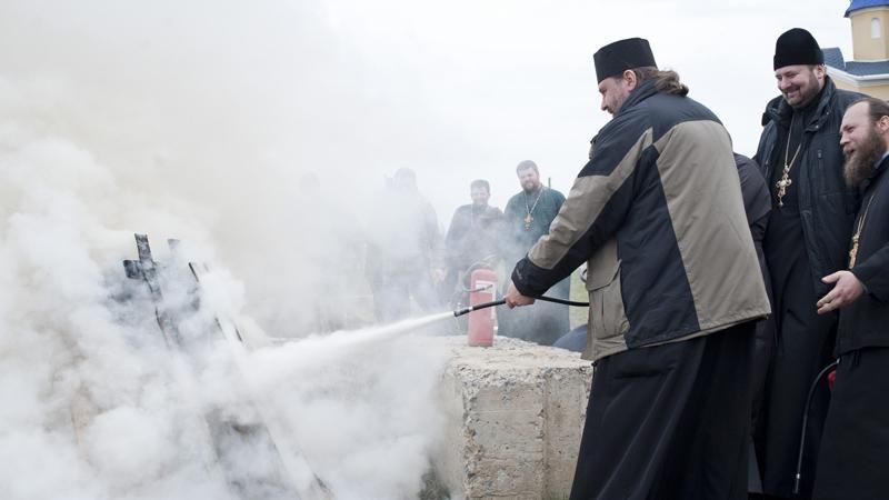 Священногасіння. Священики спробували себе у ролі пожежників Священногасіння. Священики спробували себе у ролі пожежників