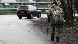 Боєць, який випадково потрапив в об'єктив під час похорону Чечетова, — у нашій студії
