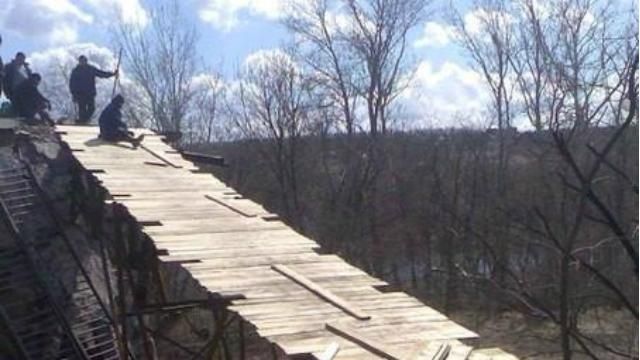 Міст у Станиці Луганській поступово відновлюють