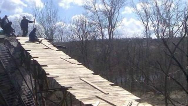 Мост в Станице Луганской постепенно восстанавливают Мост в Станице Луганской постепенно восстанавливают