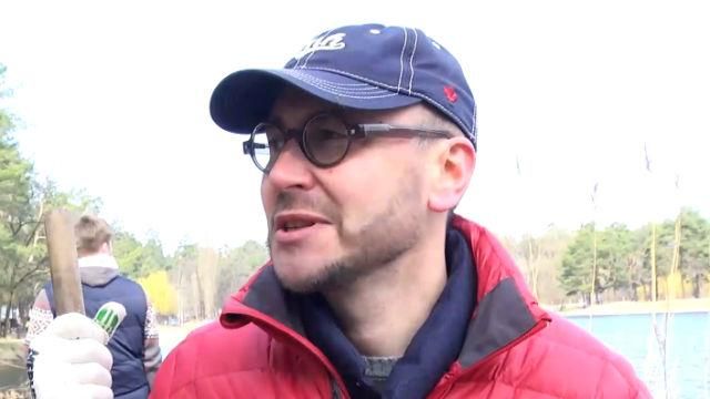 Столичные коммунальщики вместе с депутатами вышли на субботник Столичные коммунальщики вместе с депутатами вышли на субботник