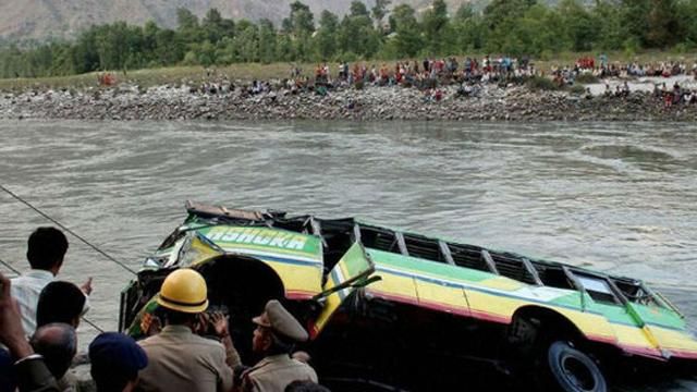 У Китаї в річку впав автобус, загинула 21 людина