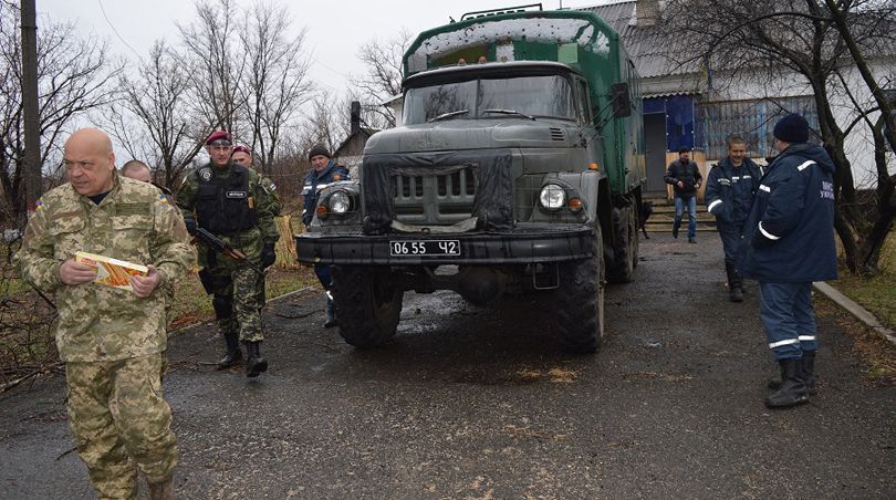 У Троїцькому на Луганщині місцеві самі доруйнували те, чого бойовики не встигли