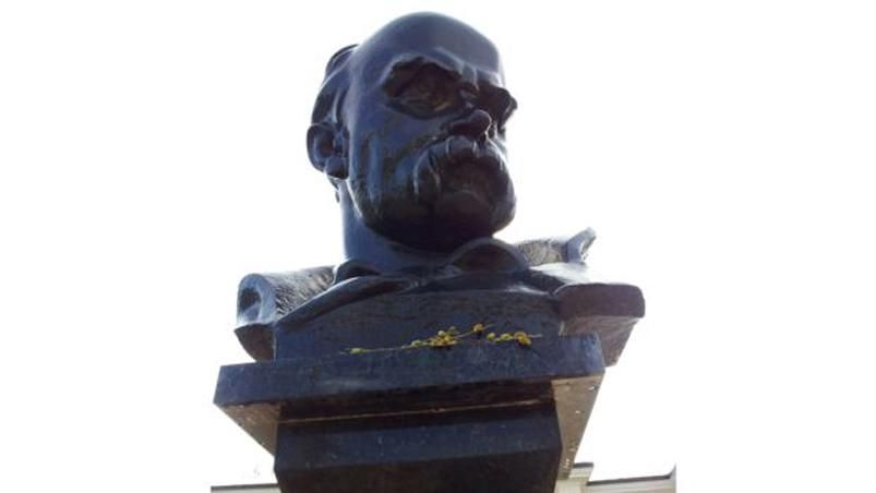 Кримчани шанують Шевченка — принесли до його пам'ятника вербу Кримчани шанують Шевченка — принесли до його пам'ятника вербу