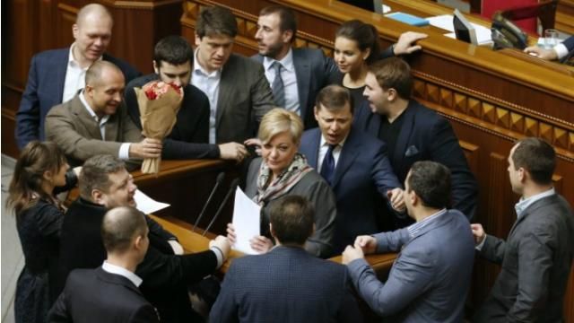 Гройсман попросив забути про блокування трибуни Гройсман попросив забути про блокування трибуни