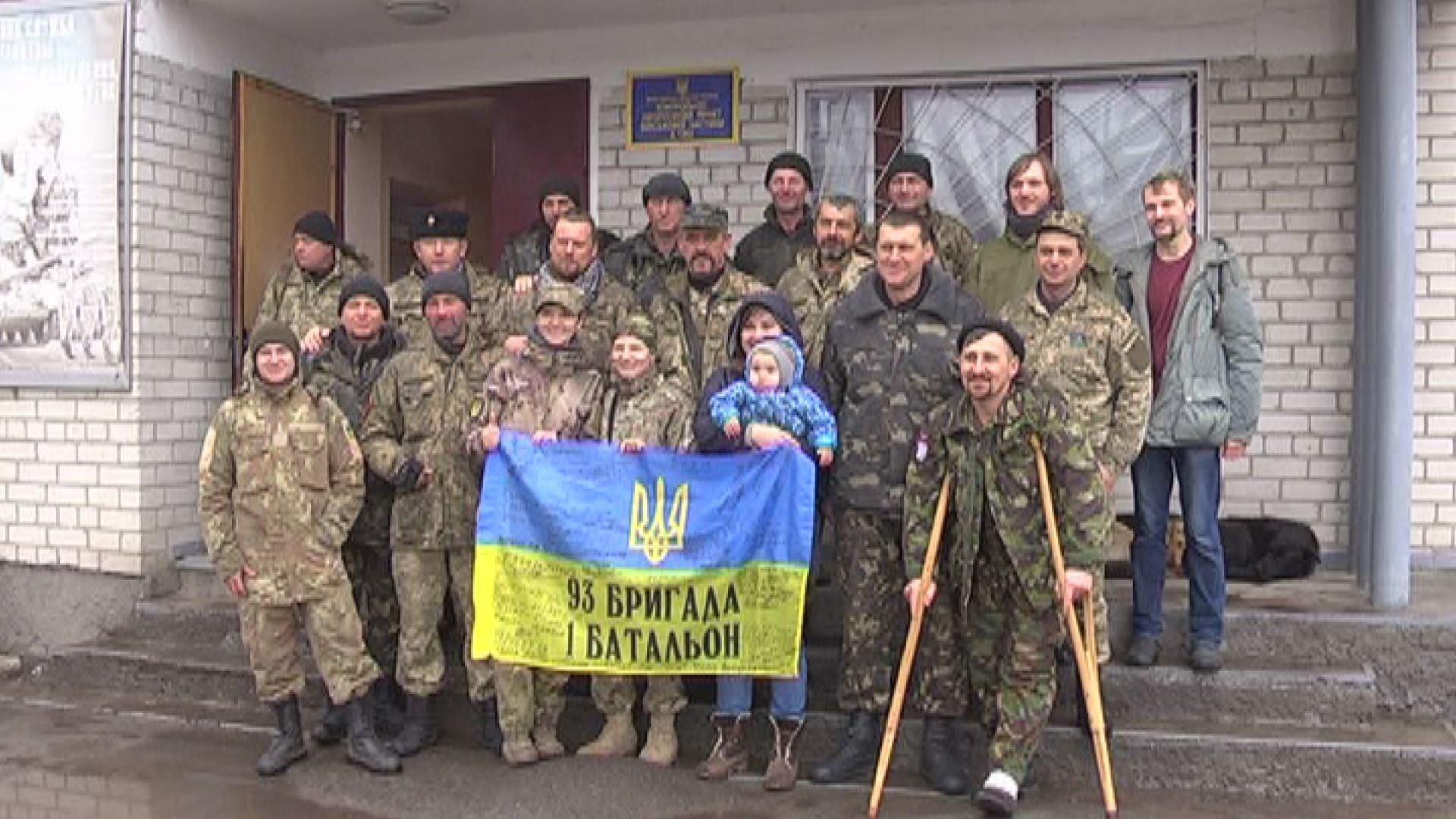 "Кіборги", які до останнього боронили аеропорт, повернулись до Дніпропетровська "Кіборги", які до останнього боронили аеропорт, повернулись до Дніпропетровська